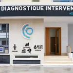 Exterior of a diagnostic radiology clinic with a large bilingual sign across the top, glass entry windows, and a blue circular logo on the wall.